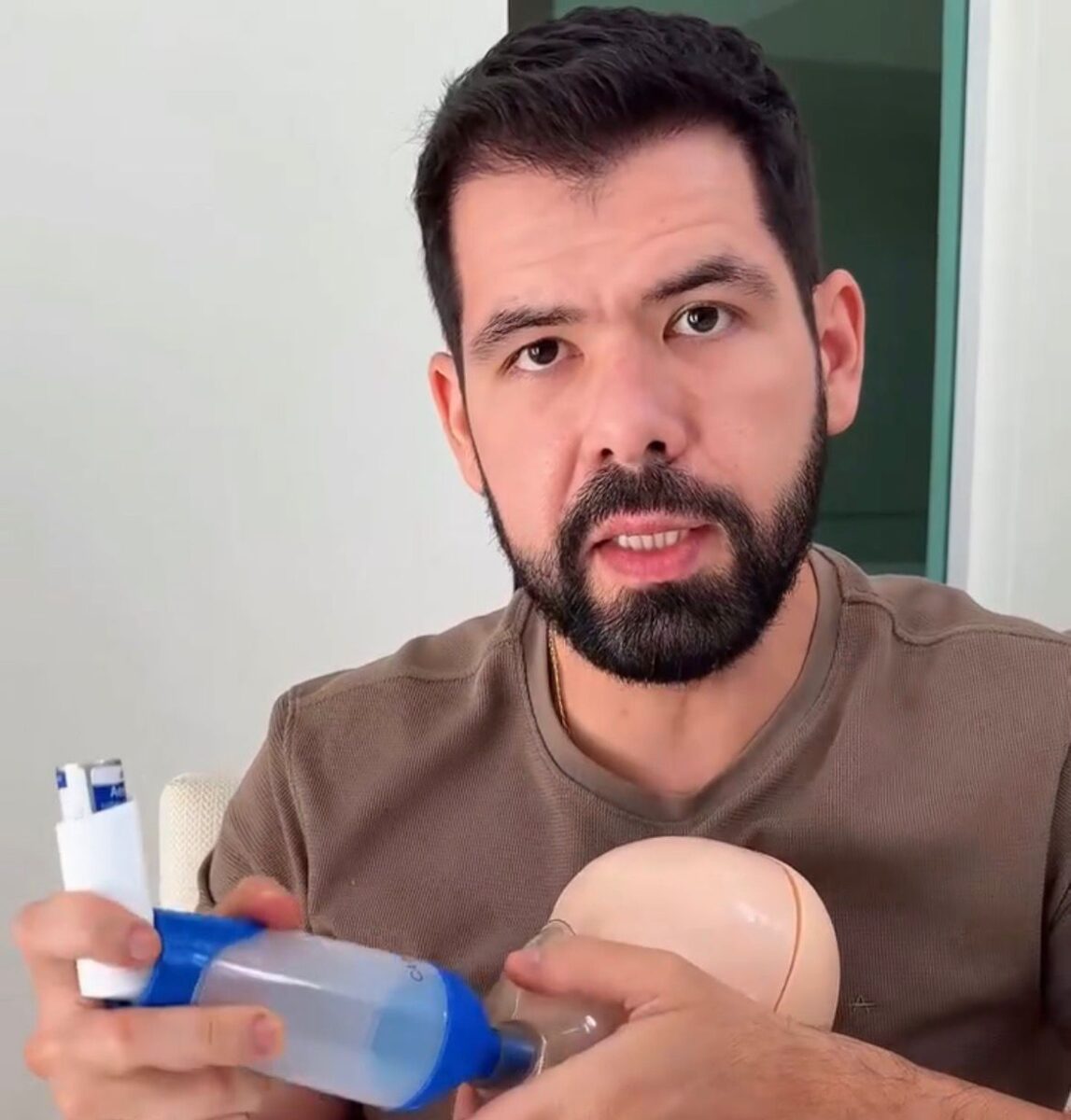 Ex-secretário de Saúde ensina uso correto de bombinha em bebês