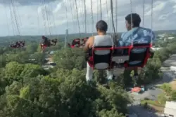 Falha em brinquedo deixa visitantes suspensos a 80 metros nos EUA