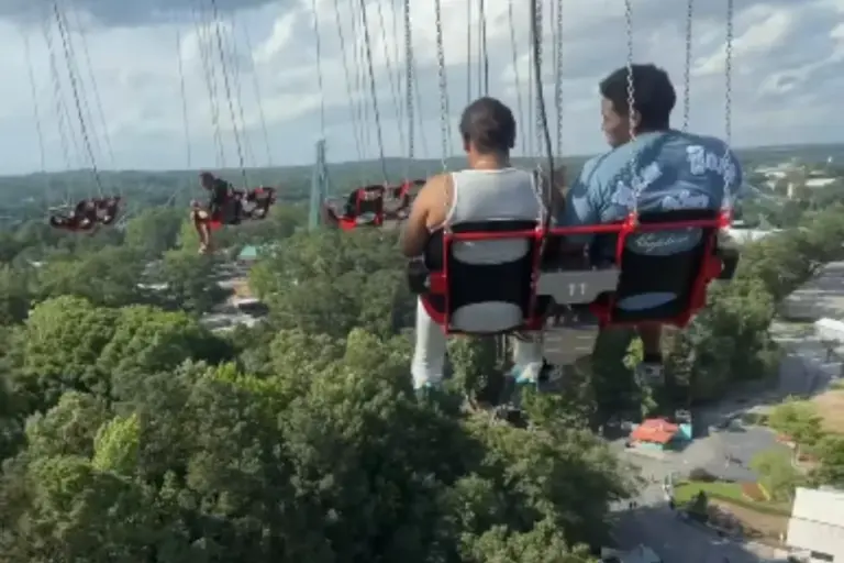 Falha em brinquedo deixa visitantes suspensos a 80 metros nos EUA