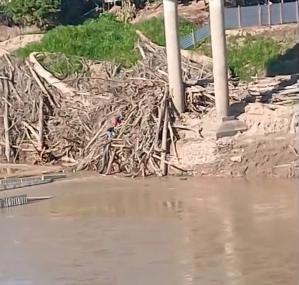 Ribeirinhos tentam abrir passagem no Iaco após queda de ponte