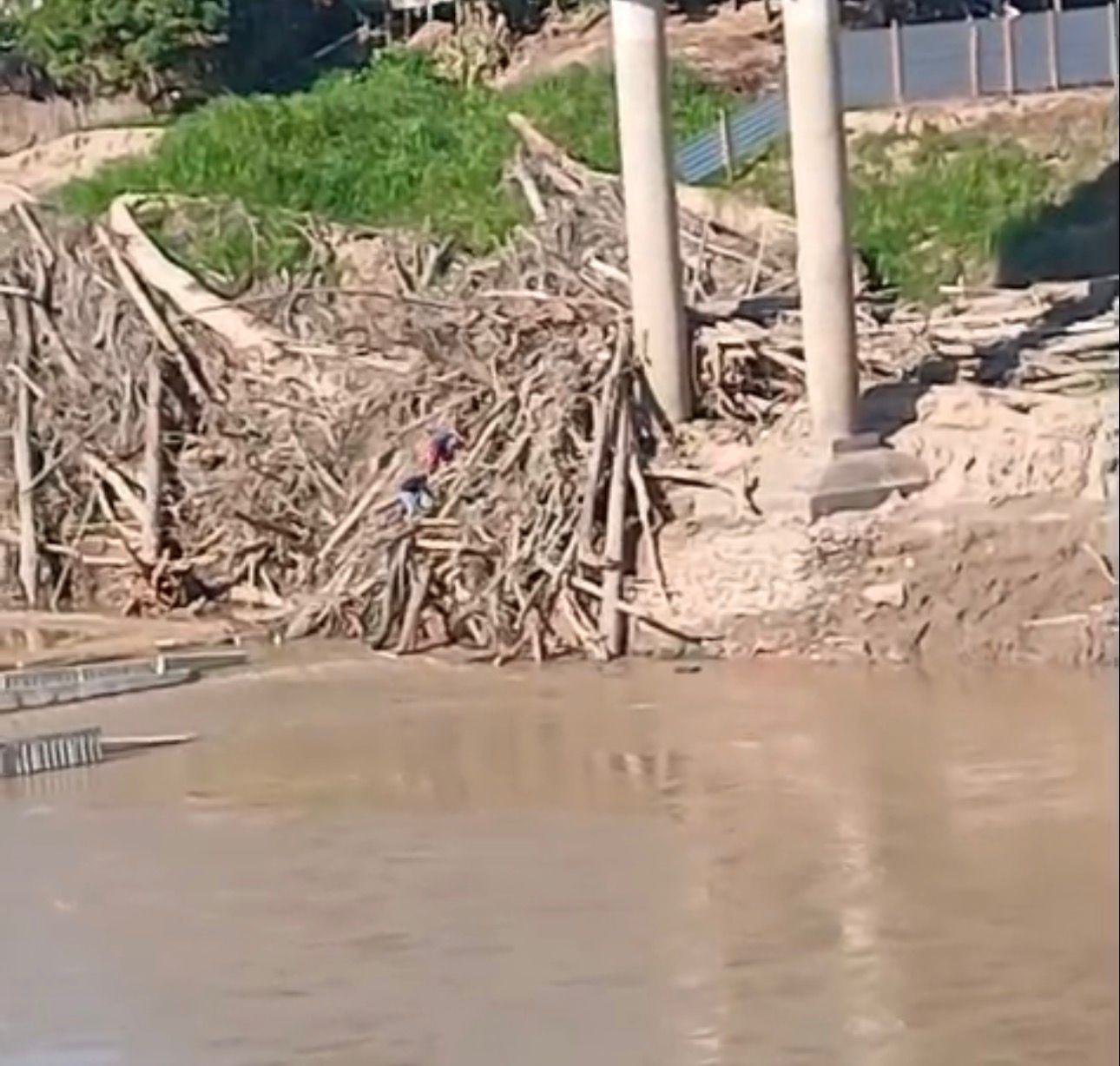 Ribeirinhos tentam abrir passagem no Iaco após queda de ponte Ribeirinhos tentam abrir passagem no Iaco após queda de ponte