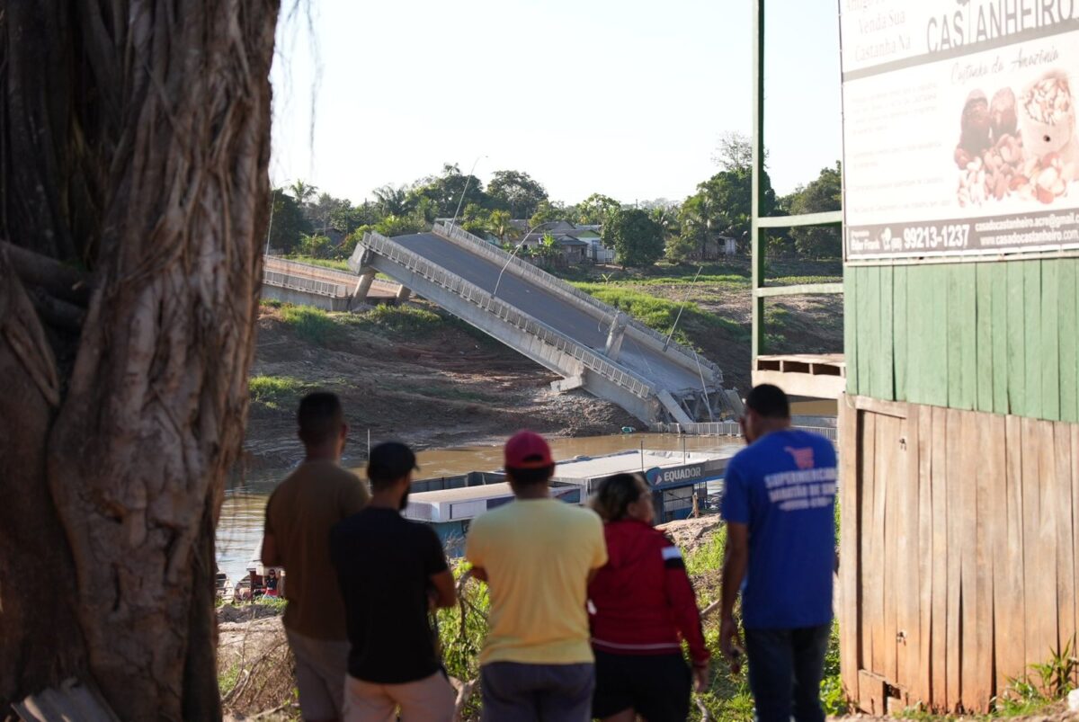 A ponte que liga os dois distritos de Sena Madureira caiu na noite desta sexta-feira | Foto: Gleison Junior