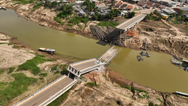 Construtora diz que ainda não sabe quem vai tirar restos de ponte que caiu em Sena
