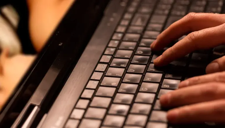 Agência de proteção de dados fiscaliza barreiras de idade em sites porno