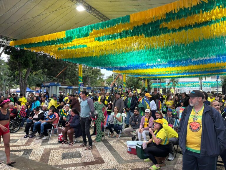 Público se concentra na Praça da Revolução para jogo do Brasil
