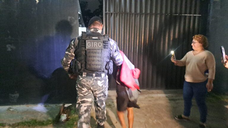 Polícia flagra suspeito com drogas, dinheiro e faca em praça de Rio Branco