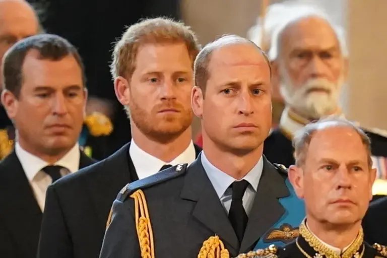 Príncipe William não atende ligações de Harry e culpa o rei Charles