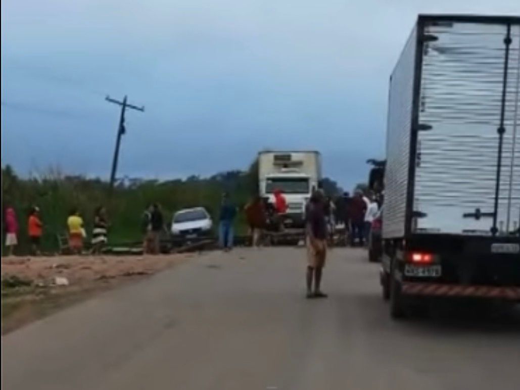 Moradores fecham a BR-364 pedindo melhorias em ramal no Acre Moradores fecham a BR-364 pedindo melhorias em ramal no Acre