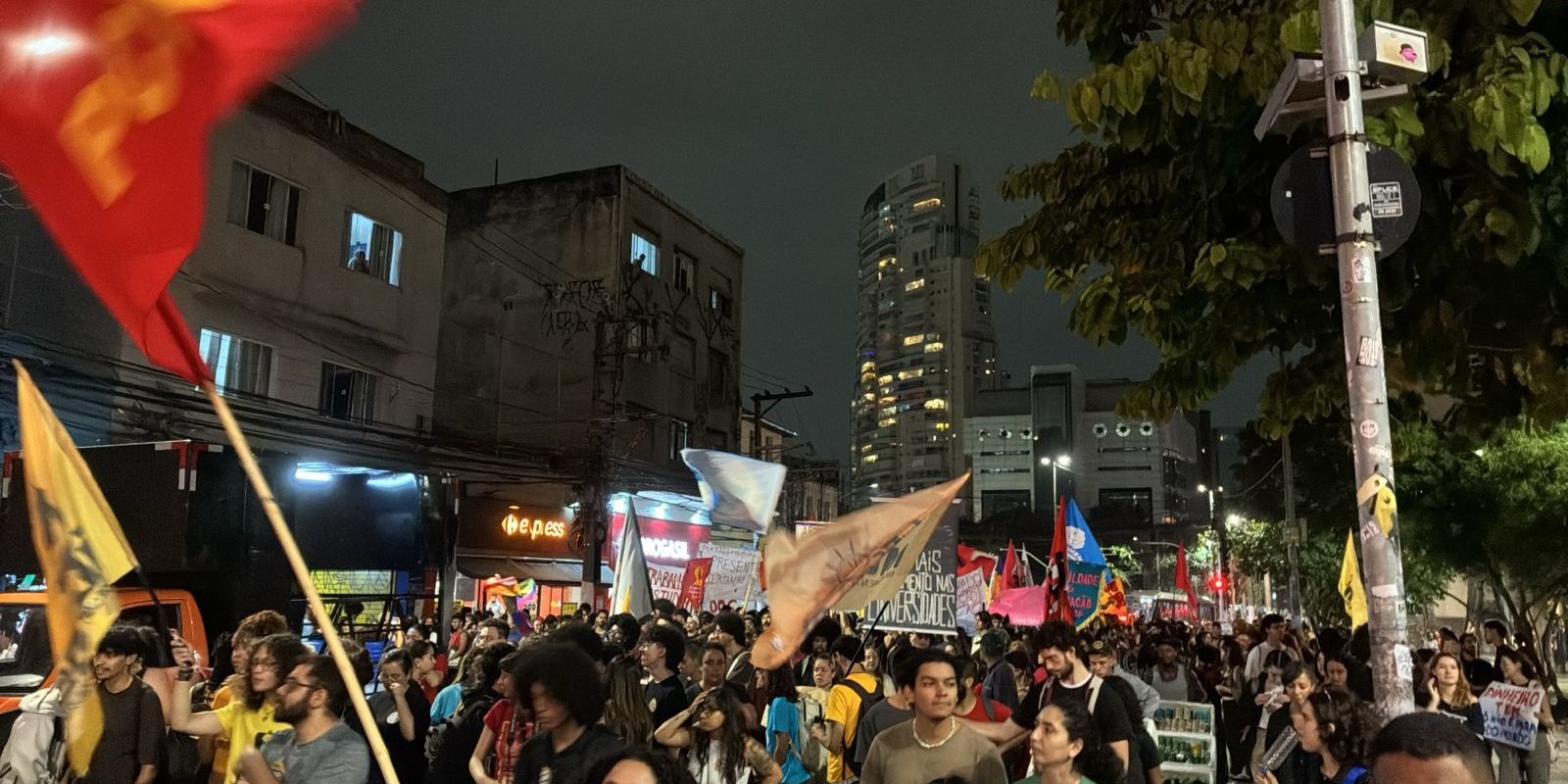 Estudantes protestam contra cortes nas universidades de SP Estudantes protestam contra cortes nas universidades de SP
