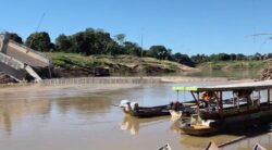 ContilNet Notícias - O seu portal de notícias do Acre Ribeirinhos cobram solução após queda de ponte bloquear navegação no Rio