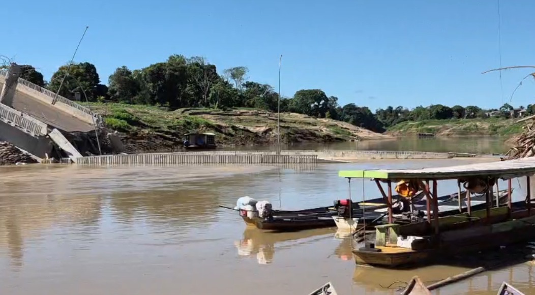 Ribeirinhos cobram solução após queda de ponte bloquear navegação no Rio Ribeirinhos cobram solução após queda de ponte bloquear navegação no Rio