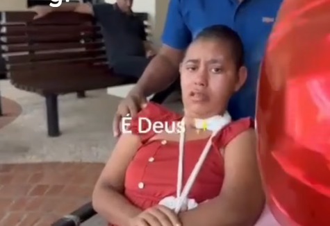 Após 42 dias internada, jovem vítima de acidente recebe alta em Rio Branco Após 42 dias internada, jovem vítima de acidente recebe alta em Rio Branco