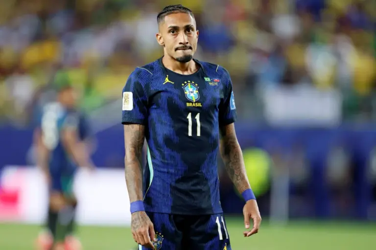 Raphinha sente a coxa em jogo do Brasil e vira dúvida para enfrentar a Escócia