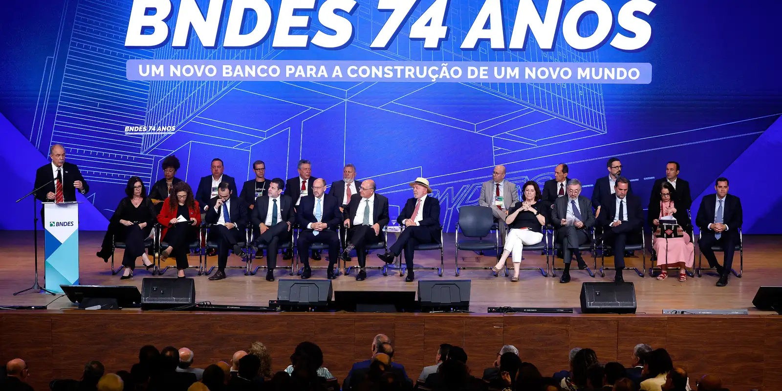 Confiança dos técnicos impulsiona bons resultados do BNDES, diz Lula Confiança dos técnicos impulsiona bons resultados do BNDES, diz Lula
