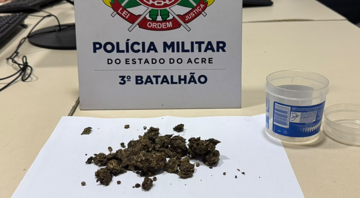 Jovem é presa por tráfico e confessa gerenciar pontos de venda de drogas no Acre