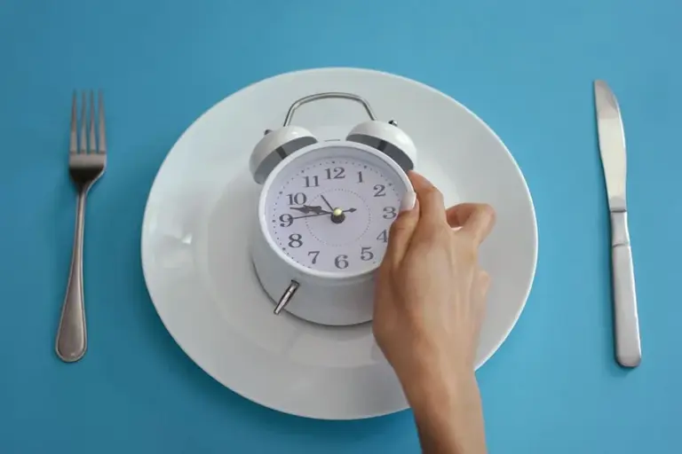 Nesse contexto, comportamentos muito comuns na rotina moderna como pular refeições durante o dia e concentrar a maior parte da alimentação à noite vêm sendo associados a pior controle glicêmico, resistência à insulina e aumento do risco de diabetes tipo 2.