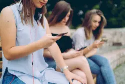 Reino Unido anuncia proibição de redes sociais para menores de 16 anos