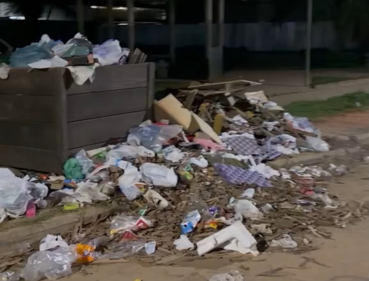 Caçamba de lixo transborda em praça no interior do Acre; veja mais Caçamba de lixo transborda em praça no interior do Acre; veja mais