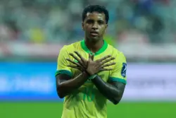 Fora da Copa por lesão, Rodrygo chega aos EUA para apoiar o Brasil