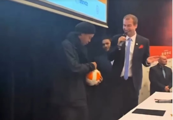 Ronaldinho joga bola para torcida, mas o final surpreende; veja vídeo