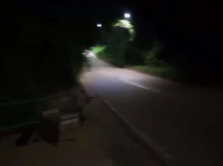 Morador denuncia falta de iluminação na região da bica em Sena