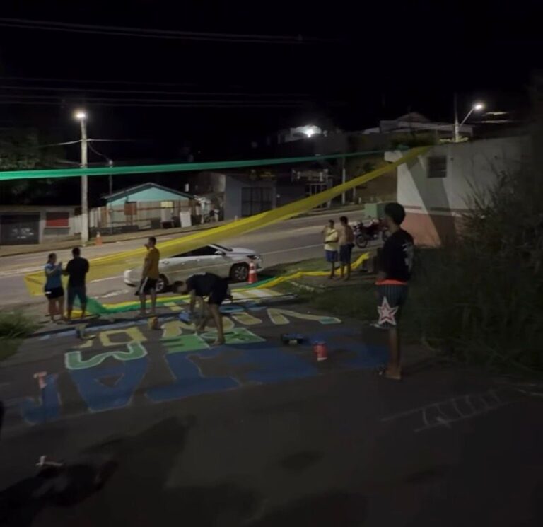 Rua de Cruzeiro do Sul pintada por moradores vira cenário da Copa