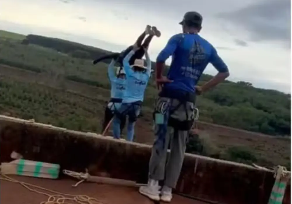 Jovem morre após salto de bungee jump sem corda de segurança Jovem morre após salto de bungee jump sem corda de segurança