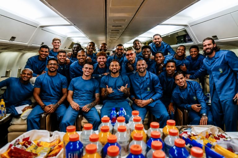 Com uma hora de atraso, voo da Seleção Brasileira decola rumo à Copa do Mundo
