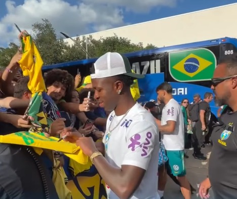 Seleção Brasileira recebe festa de torcedores na chegada a Houston