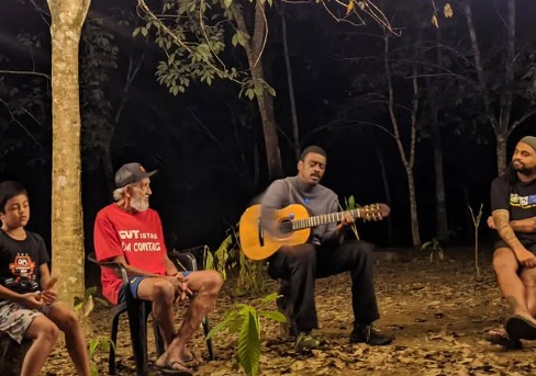 Seu Jorge visita Xapuri e se reúne com Raimundão, primo de Chico Mendes