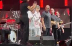 Acreano tira a camisa para fazer dancinha e ganha boné de Ferrugem