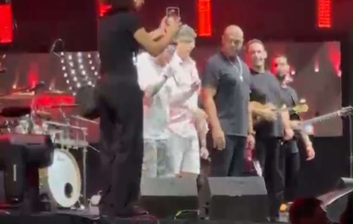 Acreano tira a camisa para fazer dancinha e ganha boné de Ferrugem Acreano tira a camisa para fazer dancinha e ganha boné de Ferrugem
