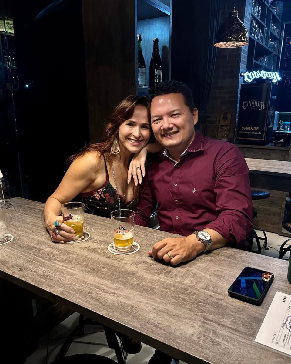Do bar ao altar: casal foi morar junto após 45 dias e construiu uma história de décadas