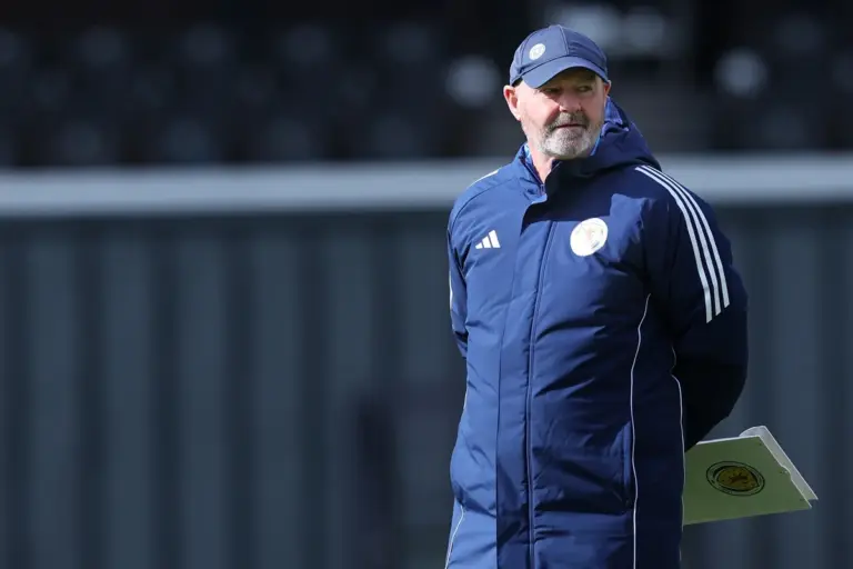 Técnico deixa o comando da seleção da Escócia após eliminação na Copa do Mundo