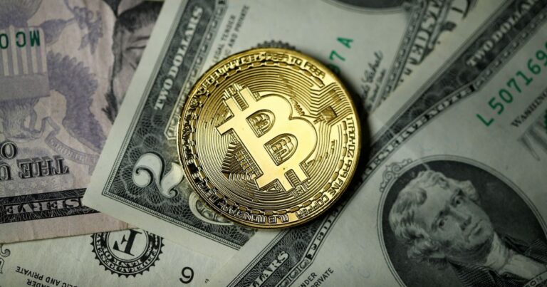 Bitcoin sobe após dia volátil, com Strategy e payroll no radar