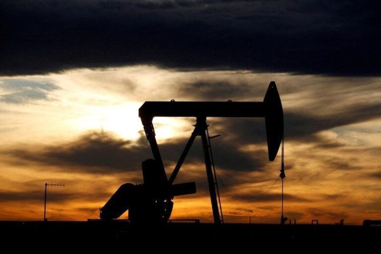 Petróleo cai mais de 3% com alívio nas preocupações sobre oferta em Ormuz