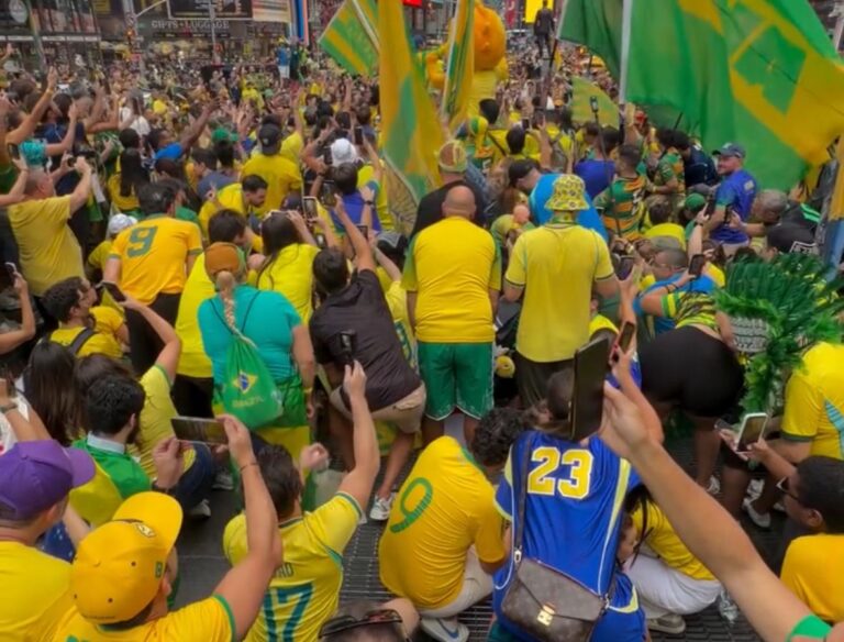 Em clima de Copa, brasileiros tomam conta da Times Square
