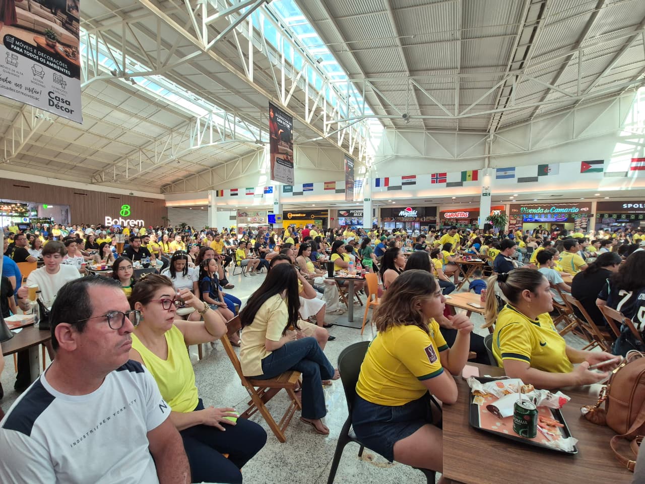 Torcida lota shopping para acompanhar Brasil e Japão na disputa por vaga