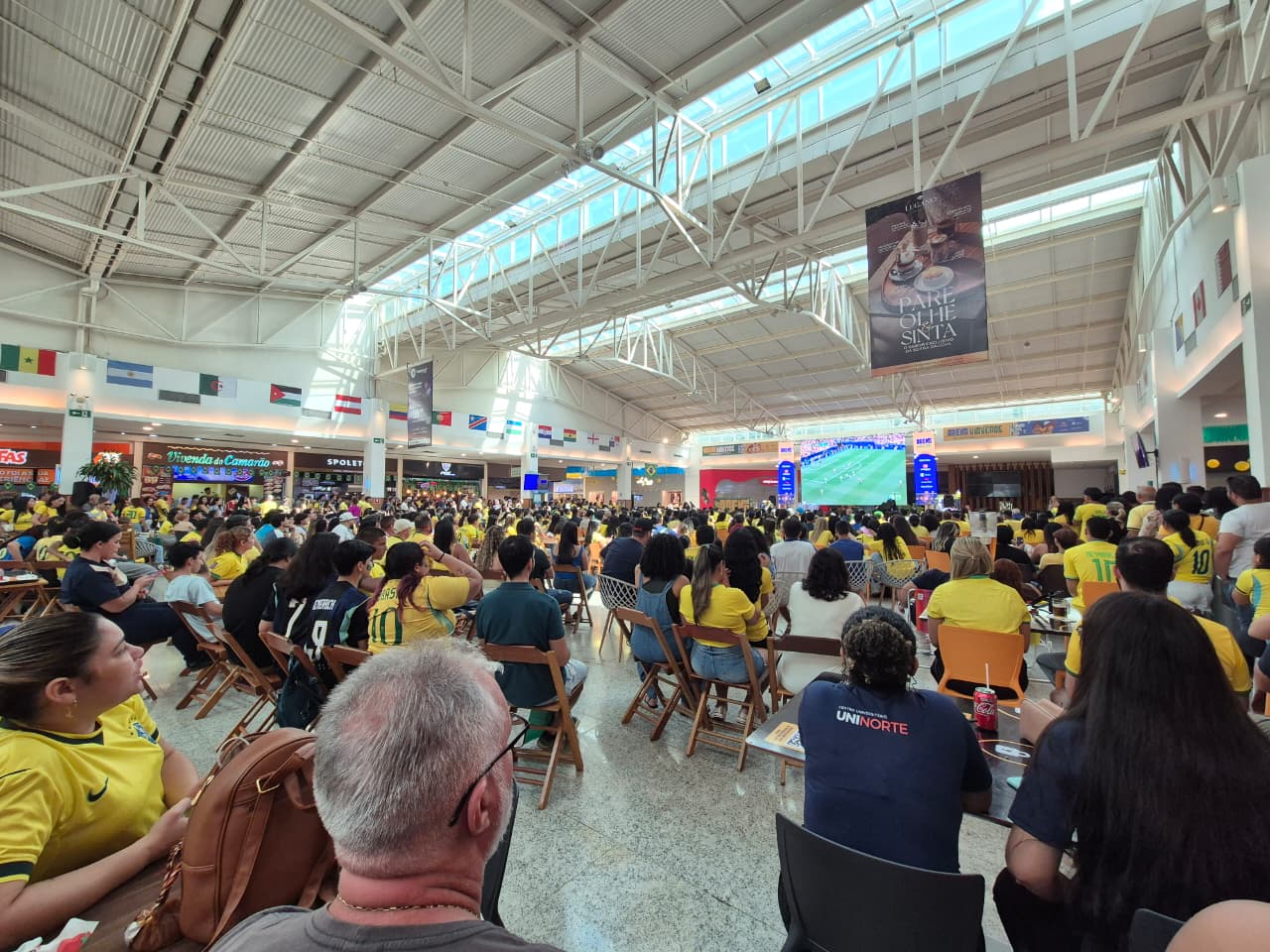 Torcida lota shopping para acompanhar Brasil e Japão na disputa por vaga