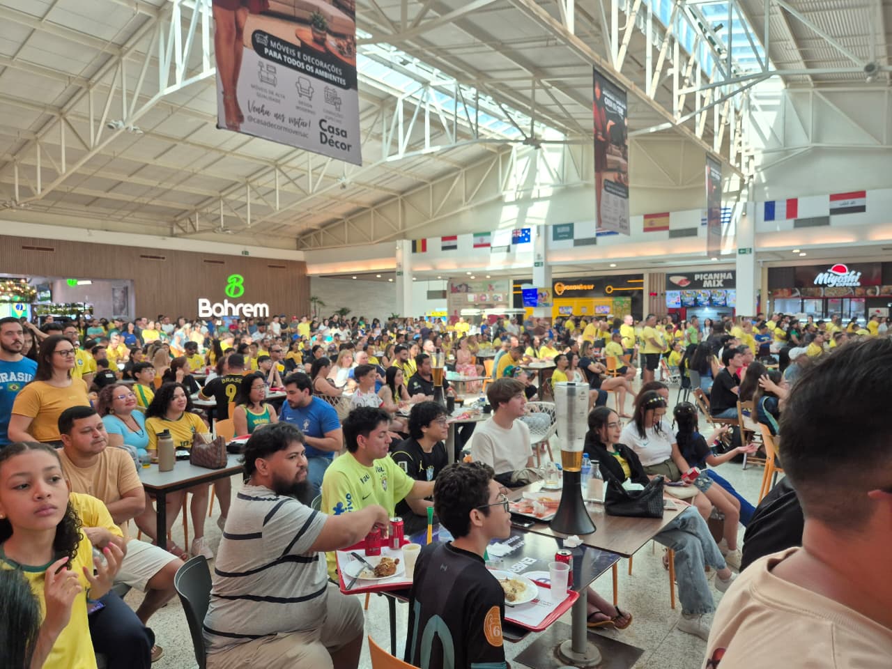 Torcida lota shopping para acompanhar Brasil e Japão na disputa por vaga