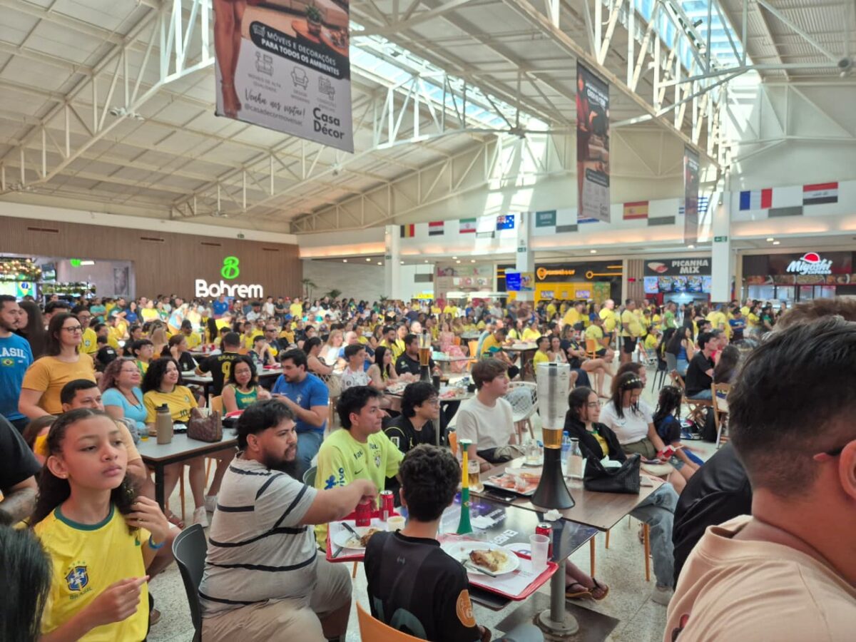 Torcida lota shopping para acompanhar Brasil e Japão na disputa por vaga