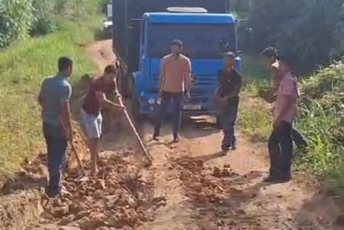Moradores usam enxadas para realizar melhorias em ramal de Sena