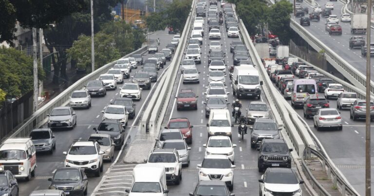 Com jogo do Brasil, trânsito em SP despencou mais de 500 km nesta segunda