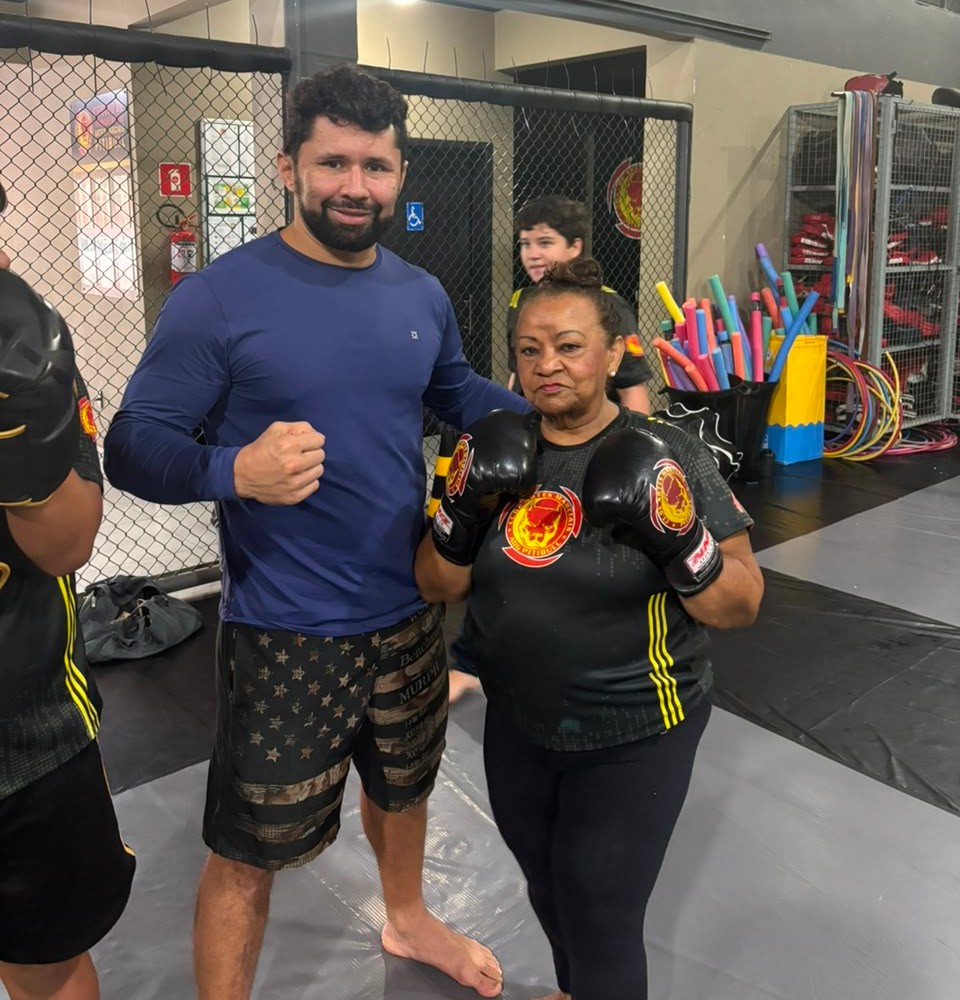 Aos 69 anos, acreana desafia a idade e encontra no boxe uma nova paixão treinador (1)
