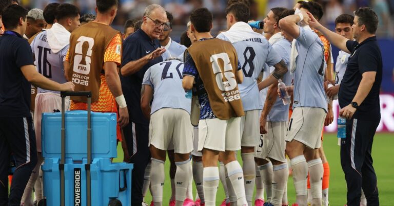 Marcelo Bielsa detona pausa para hidratação: “Altera concepção do futebol”