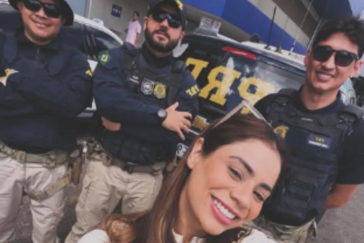Van de Lexa quebra em rodovia, e cantora chega a aeroporto em viatura da PRF Van de Lexa quebra em rodovia, e cantora chega a aeroporto em viatura da PRF