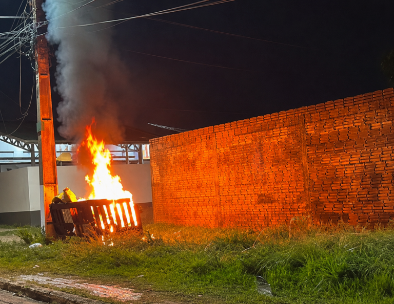 No Acre, onda de vandalismo destrói lixeiras e gera prejuízo