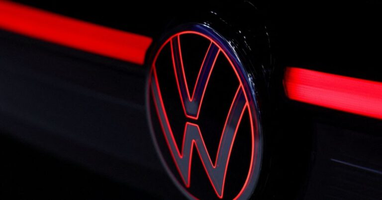 Volkswagen planeja cortar 100 mil empregos, diz revista