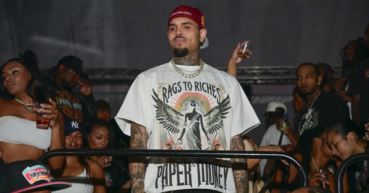 Chris Brown indezinará empregada em R$ 67 milhões após ataque de cão Chris Brown indezinará empregada em R$ 67 milhões após ataque de cão