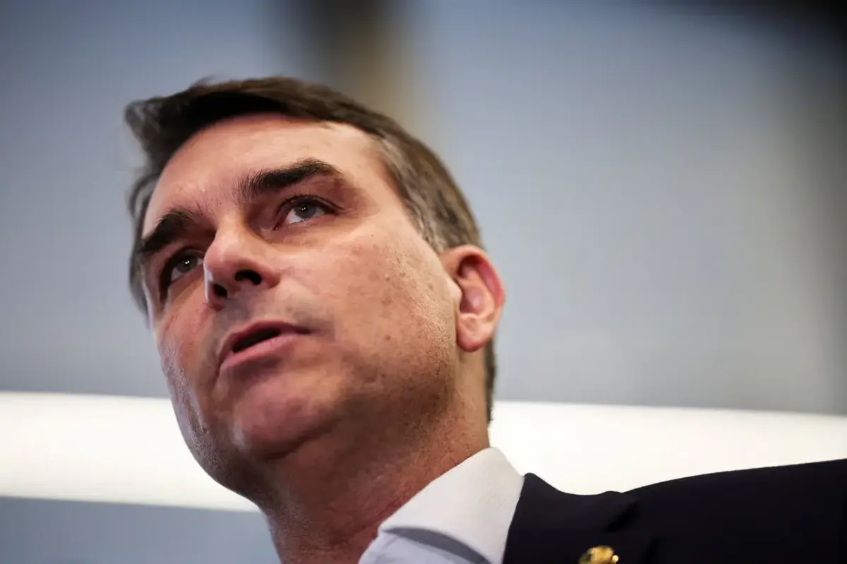 Após veto a visitas de Flávio e sem Michelle, defesa deve mediar Bolsonaro e campanha